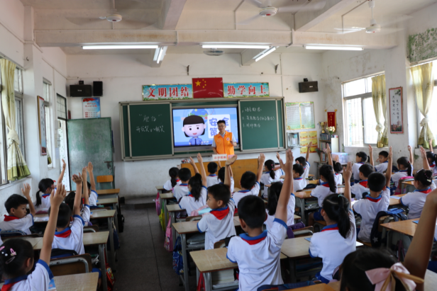 6.28 法律援助進校園 知法守法促成長460.png