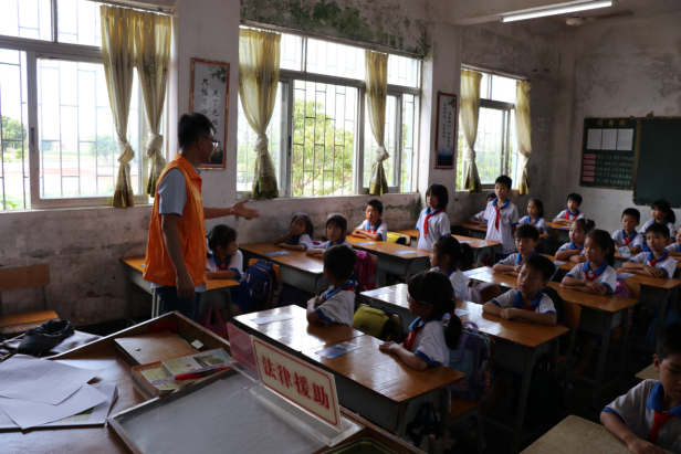 6.28 法律援助進校園 知法守法促成長459.png