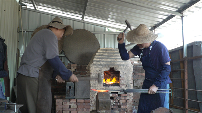 4、圖為黃氏傳統鍛刀技藝傳承人在對刀胚進行反復調直整型 .jpg