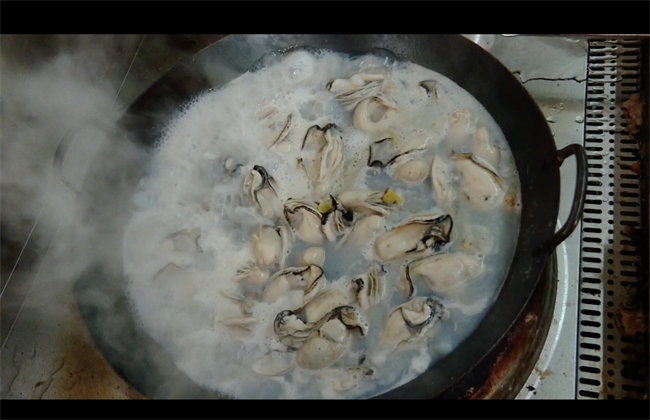 4、圖為在燒開的水總放入鮮生蠔，煮半小時(shí)后，將煮熟的生蠔撈出，余下的蠔汁過濾后就用慢火熬制。.png