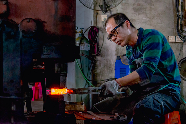 5、圖為黃氏傳統(tǒng)鍛刀技藝鍛打工序.jpg