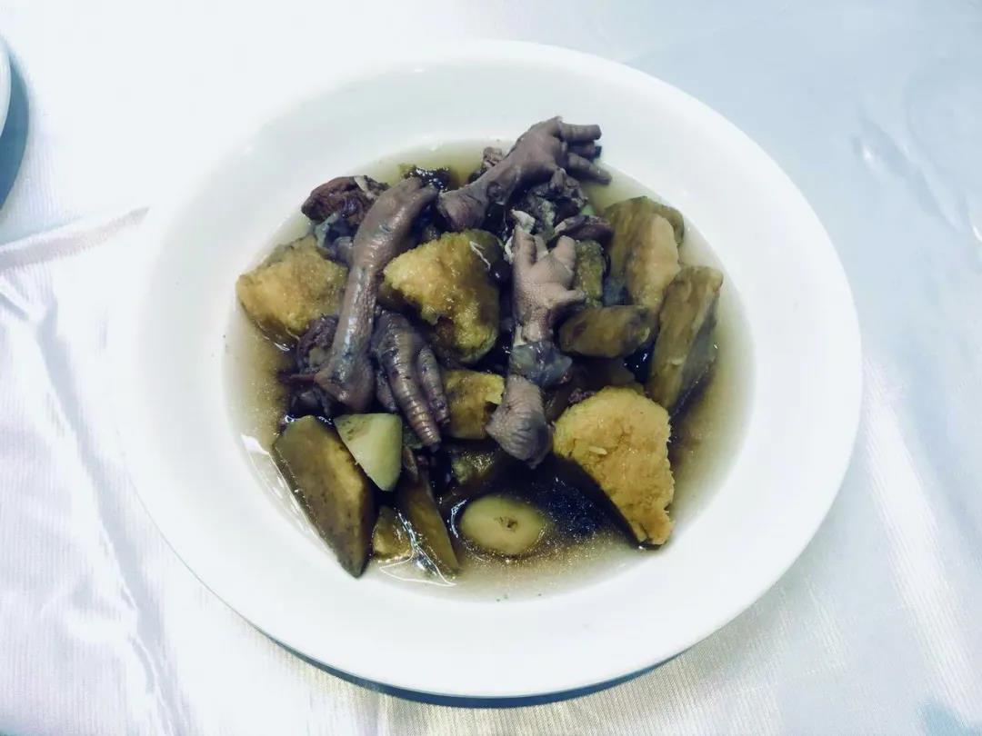 臺(tái)山雞爪芋煲龍骨鳳爪湯（臺(tái)山市地方志辦公室供圖）.jpg
