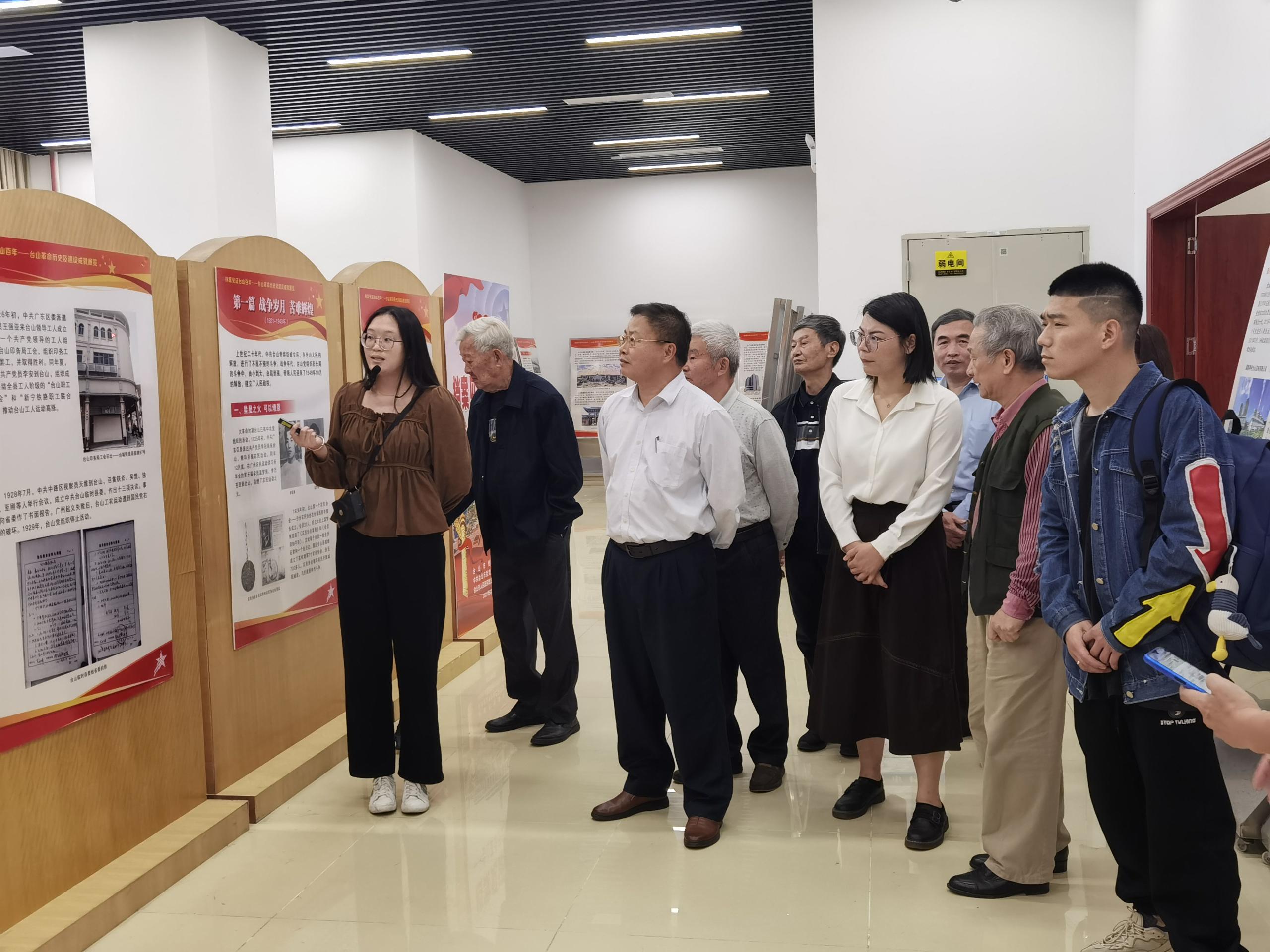 與會者參觀《檔案見證臺山百年——臺山革命歷史及建設(shè)成就展覽》.jpg