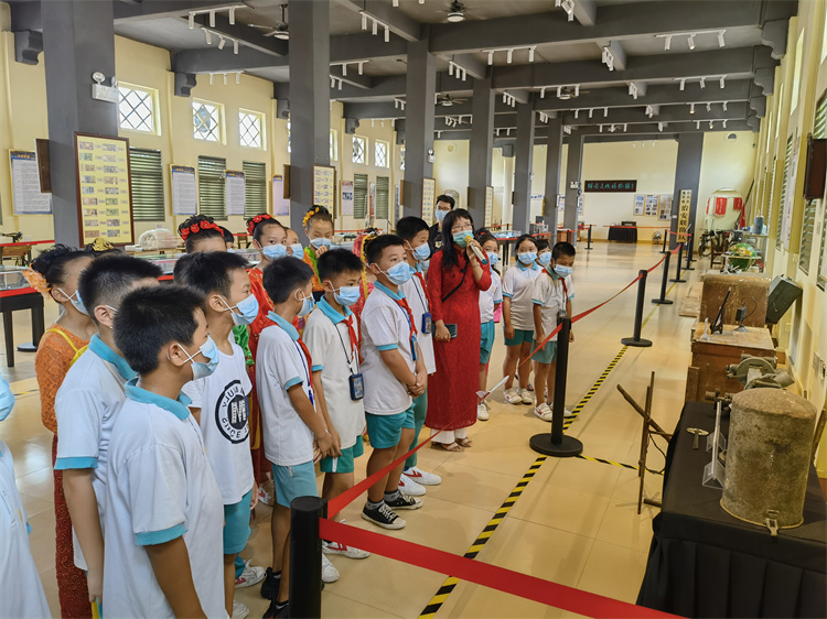 小小歸僑參觀博物館.jpg