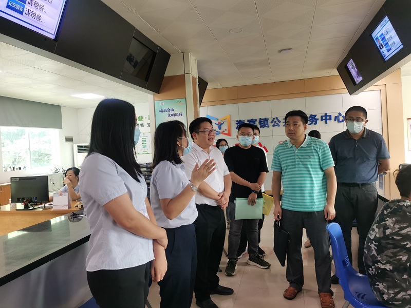 調研組走訪海宴鎮醫保業務經辦前臺.jpg