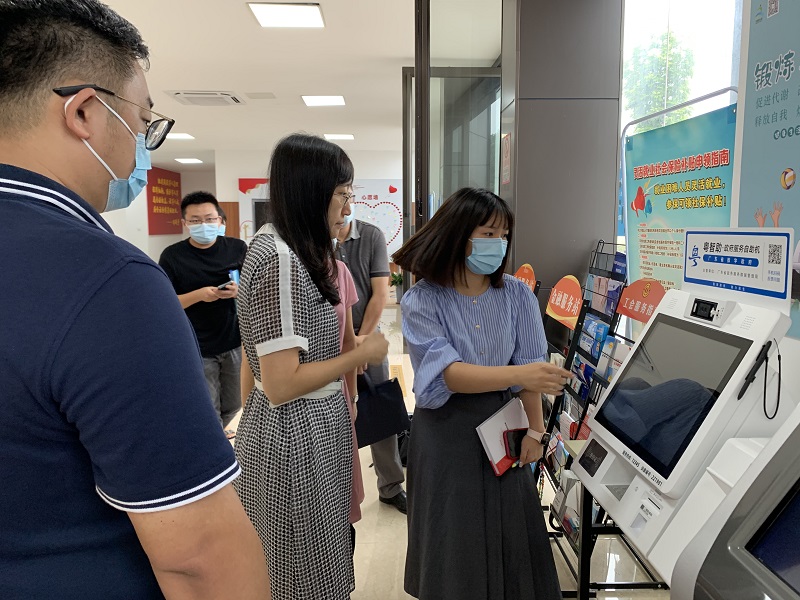 公共服務中心工作人員向督導組演示“粵智助”自主機的使用.jpg