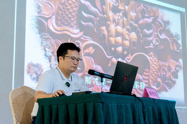 大江傳統(tǒng)家具江門市級(jí)傳承人謝俊有在授課 (2).jpg