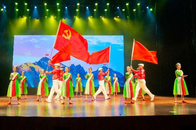 老干部局藝術團表演《百年再起航》 (1).jpg