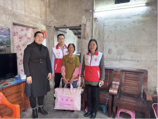 12.28簡報(bào):節(jié)前“送溫暖” 情深暖人心109.png