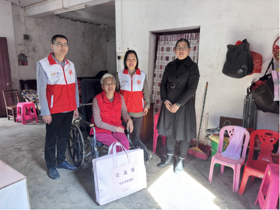 12.28簡報(bào):節(jié)前“送溫暖” 情深暖人心240.png
