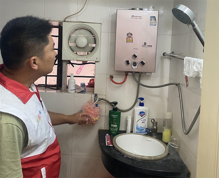 石蕉村駐點組和兩委干部正在進(jìn)村入戶檢查燃?xì)鉄崴鞯氖褂们闆r (1).jpg