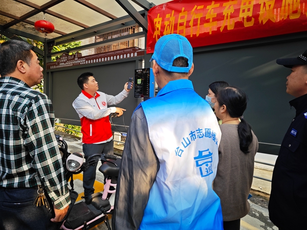 南塘社區聯合消防所、民警、駐點團隊、結對單位、志愿樓長到便民電動自行車充電站進行宣傳介紹及示范使用方法 (5)_副本.jpg