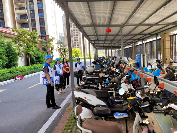 盛世華府二街二座的志愿樓長正在巡查小區內電動車停放情況_副本.jpg