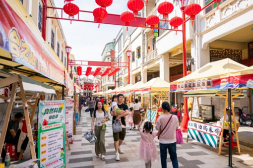 ▲非遺潮玩市集(關(guān)維晉 攝)_副本.png