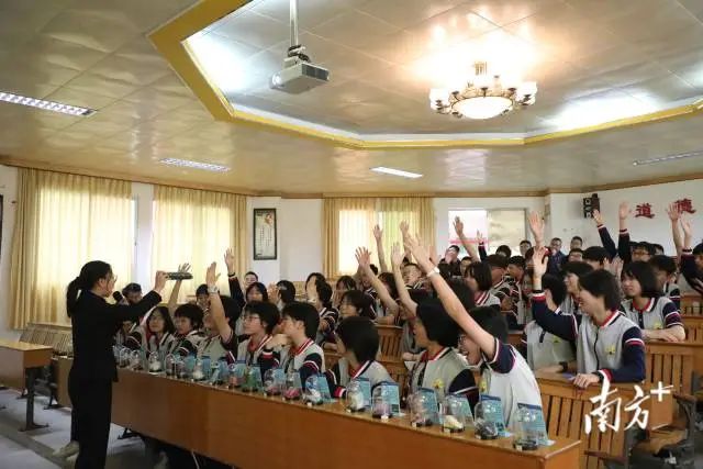 禁毒課堂上,學生積極與普法團隊互動。 圖片