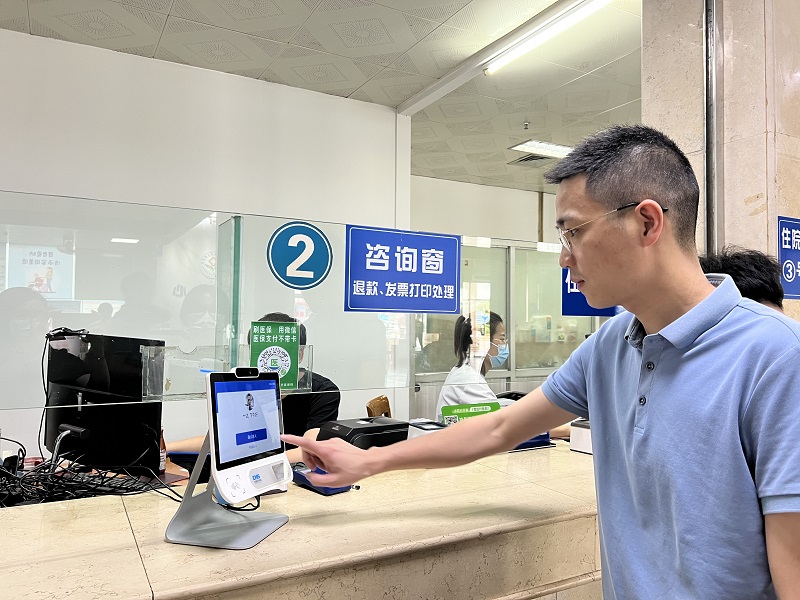 人民醫院信息股負責人展示醫?！八⒛槨敝Ц读鞒?jpg