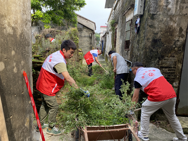 0509東聯(lián)大潮村開展村莊清潔大行動03.jpg