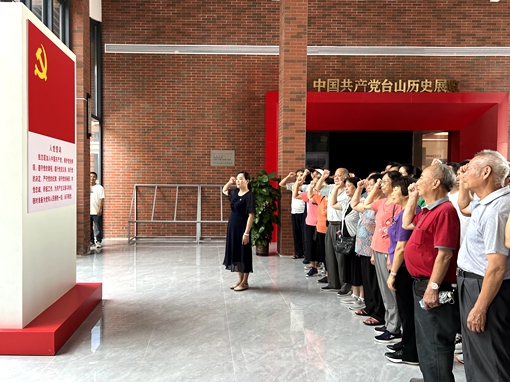 鳳凰社區在“七一”來臨之際組織黨員參觀學習 (2)_副本.jpg