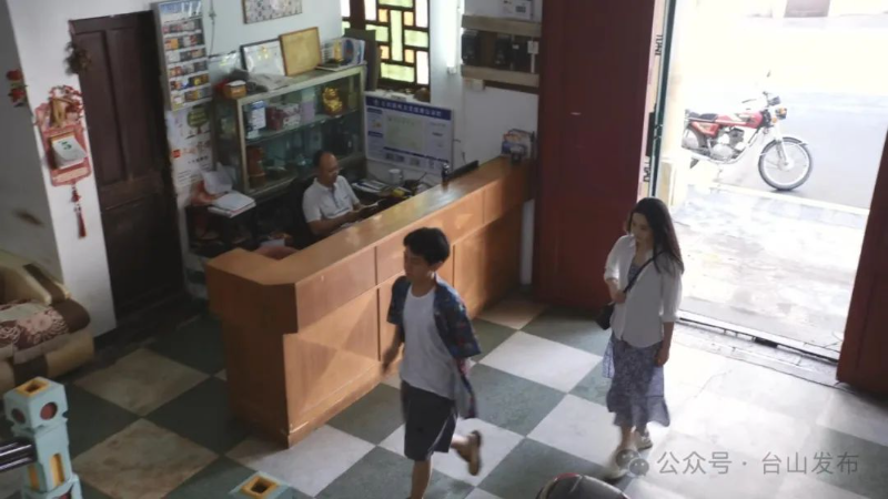 《烏云之上》中出現(xiàn)的臺山市東風旅館。截圖自《烏云之上》