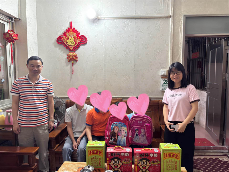 慰問困難職工家庭子女 (2).jpg