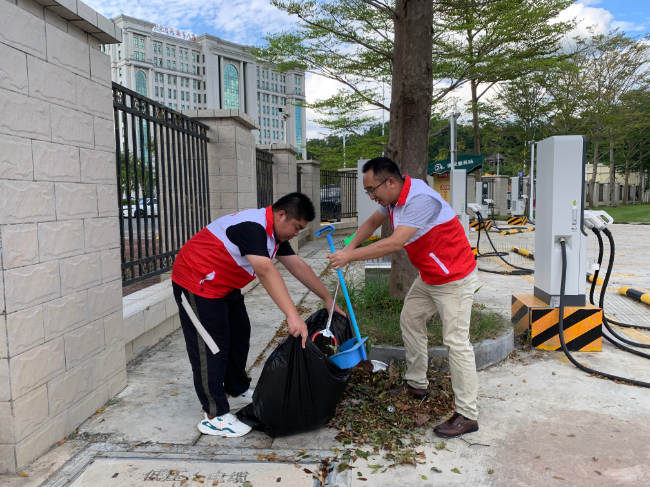 公用集團(tuán)黨員義工開展充電站環(huán)境整治.jpg