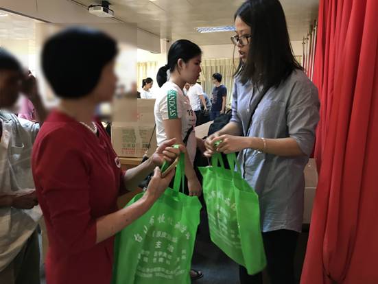 講座結束后工作人員為到場人員派發健康禮品